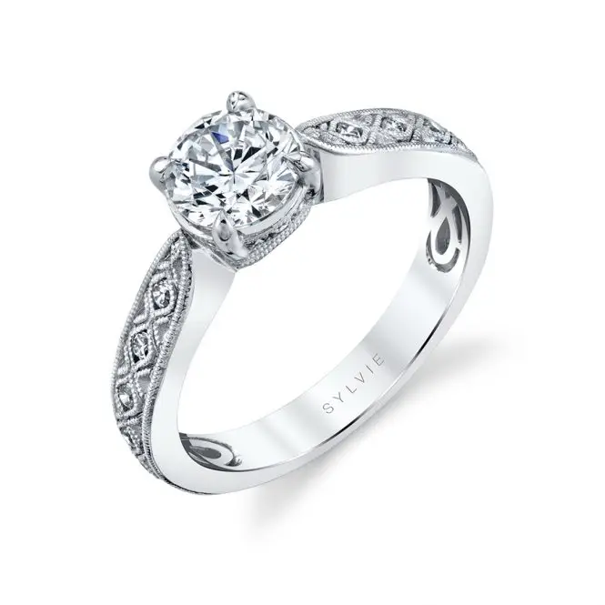  Antique style engagement ringILEEWlvie