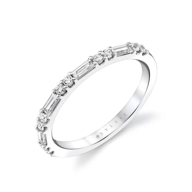 alternating diamond and baguette wedding ring in white gold